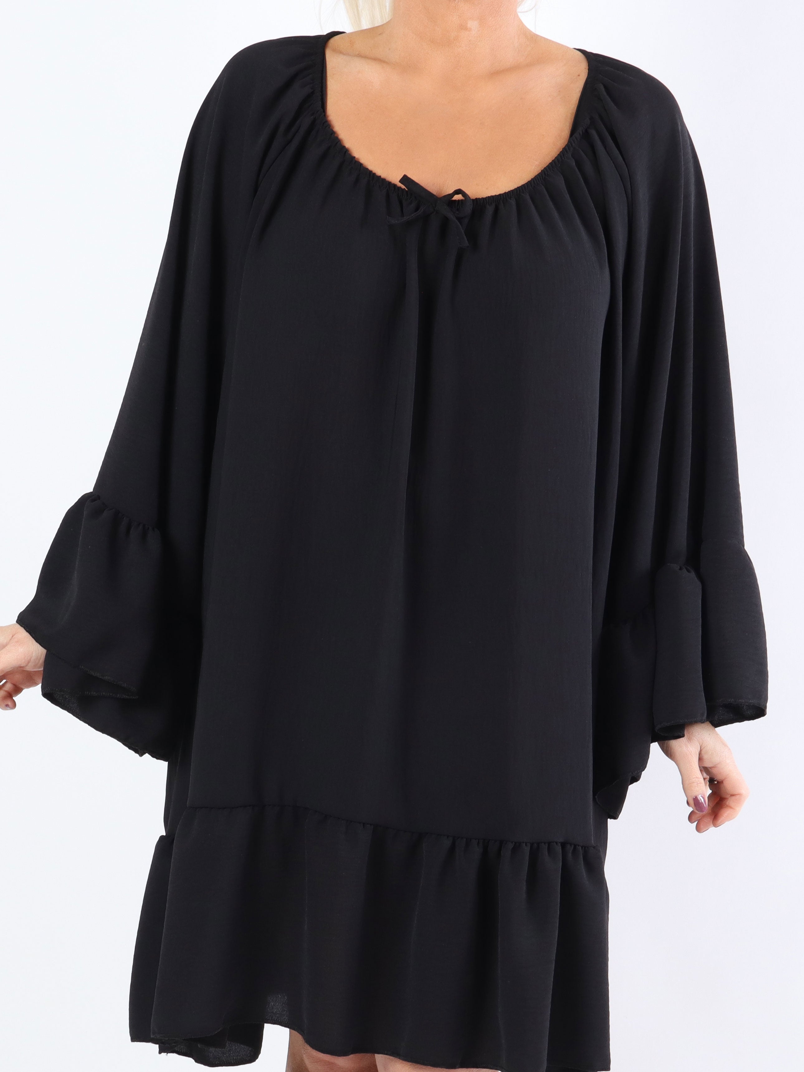 Asta - Plus size kjole med flæser og elastik i udskæringen